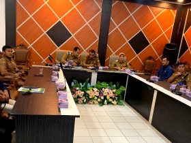 , Pj Sekda Barito Utara, Drs Jufriansyah, bersama dengan Staf Ahli Bupati drg Dwi Agus Setijowati, Asisten Sekda, H Gazali, serta yang mewakili kepala perangkat daerah setempat, mengadakan rapat koordinasi untuk menanggapi dampak kenaikan harga tersebut terhadap perekonomian dan kesejahteraan masyarakat, secara zoom meeting pada Senin (13/1/2025) lalu.