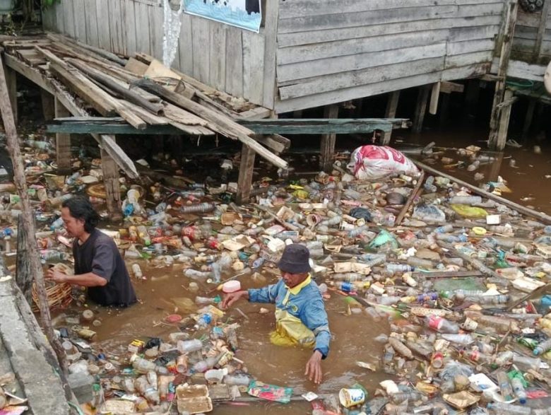 Tim Dinas Lingkungan Hidup (DLH) Kota Palangka Raya semakin gencar menjaga kebersihan lingkungan.