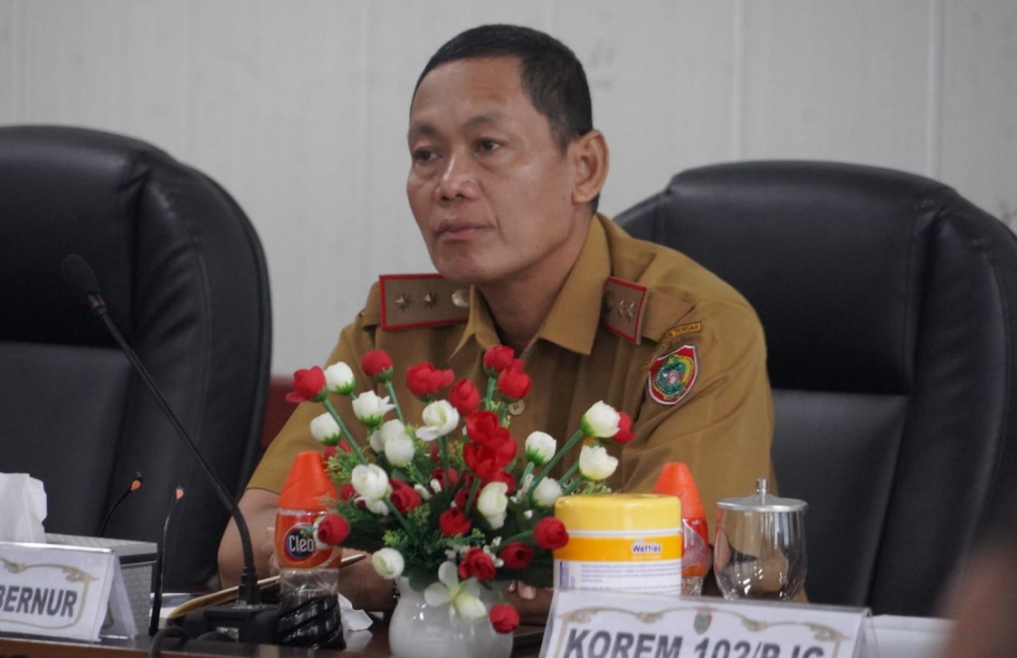 Staf Ahli Gubernur Kalteng Bidang Ekonomi, Keuangan, dan Pembangunan, Yuas Elko, mengikuti Rapat Koordinasi (Rakor) Pengendalian Inflasi Tahun 2025 secara virtual di Ruang Rapat Bajakah, Kantor Gubernur Kalteng, Senin (20/1/2025).