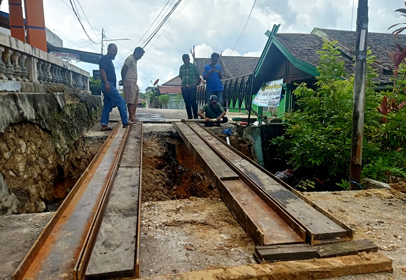 Langkah ini diambil Dinas PUPR Barito Utara ini untuk memastikan akses transoprtasi kendaraan roda dua tetap tersedia sambil menunggu perbaikan permanen.