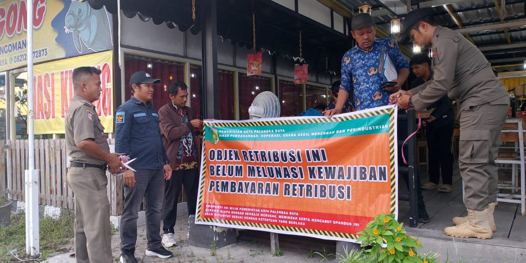 Pemasangan Spanduk Himbauan Membayar Retribusi Daerah di Kawasan Kuliner Tunggal Sangomang Yos Sudarso