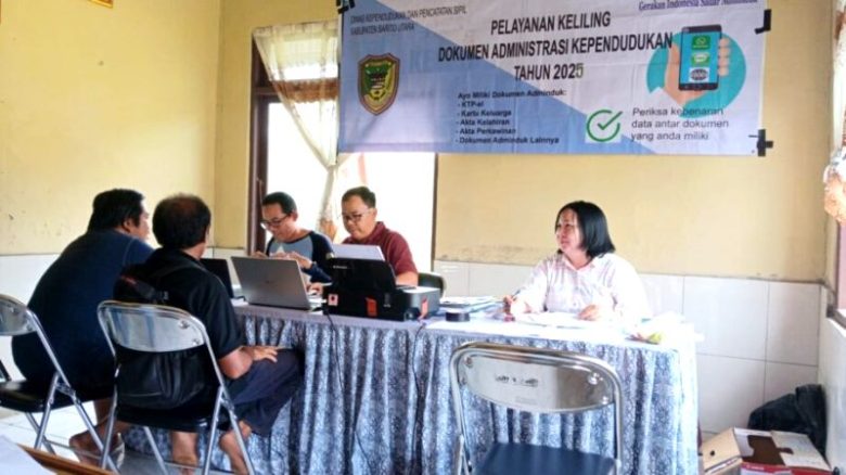 “Pelayanan jemput bola ini mempermudah masyarakat dalam mengurus dokumen kependudukan tanpa harus berangkat ke kantor kabupaten. Kami berharap kegiatan ini memberikan manfaat besar bagi masyarakat, terutama di wilayah kecamatan dan desa yang jauh dari ibu kota kabupaten,” jelas Nurhamidah, Selasa (28/1/2025).