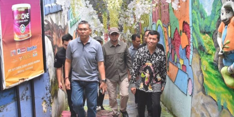 Pj. Wali Kota Palangka Raya, Akhmad Husain, bersama jajaran Pemerintah Kota Palangka Raya melakukan kunjungan kerja ke Kampung Warna-Warni Jodipan, Kota Malang