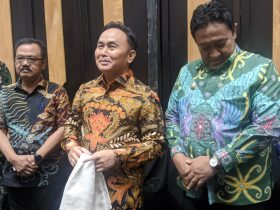 Gubernur Kalteng, H. Sugianto Sabran didampingi Wagub, H. Edy Pratowo dan jajaran saat diwawancarai awak media di Aula Jayang Tingang, Kantor Gubernur setempat, Kamis (30/1/2025).