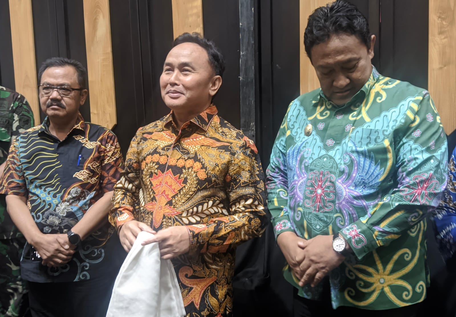 Gubernur Kalteng, H. Sugianto Sabran didampingi Wagub, H. Edy Pratowo dan jajaran saat diwawancarai awak media di Aula Jayang Tingang, Kantor Gubernur setempat, Kamis (30/1/2025).