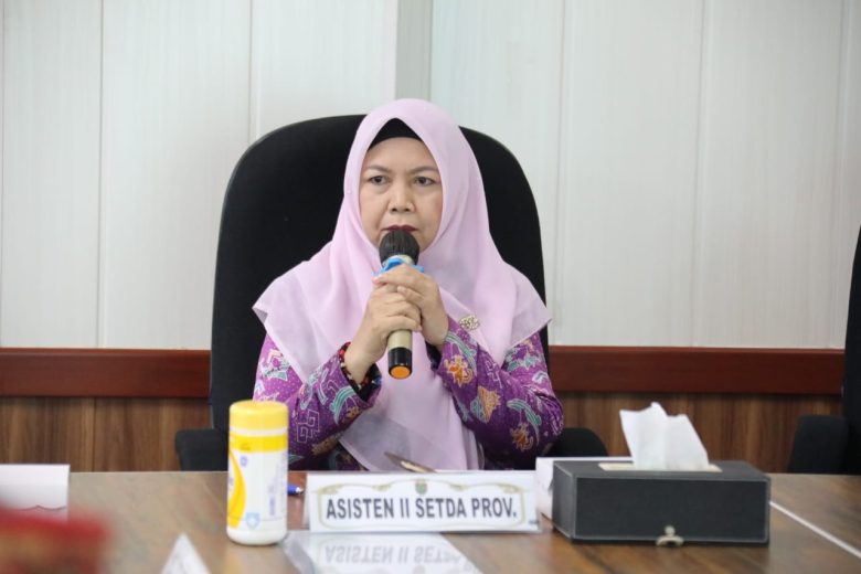 Asisten Perekonomian dan Pembangunan Setda Provinsi Kalteng, Sri Widanarni, saat memimpin Rapat Lanjutan Persiapan Pelaksanaan National Halal Fair 2025