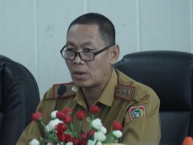 Staf Ahli (Sahli) Gubernur Kalteng, Yuas Elko, saat mengikuti Rakor Pengendalian Inflasi Tahun 2025 secara virtual di Ruang Rapat Bajakah, Kantor Gubernur Kalteng. (Foto: MMC Kalteng)