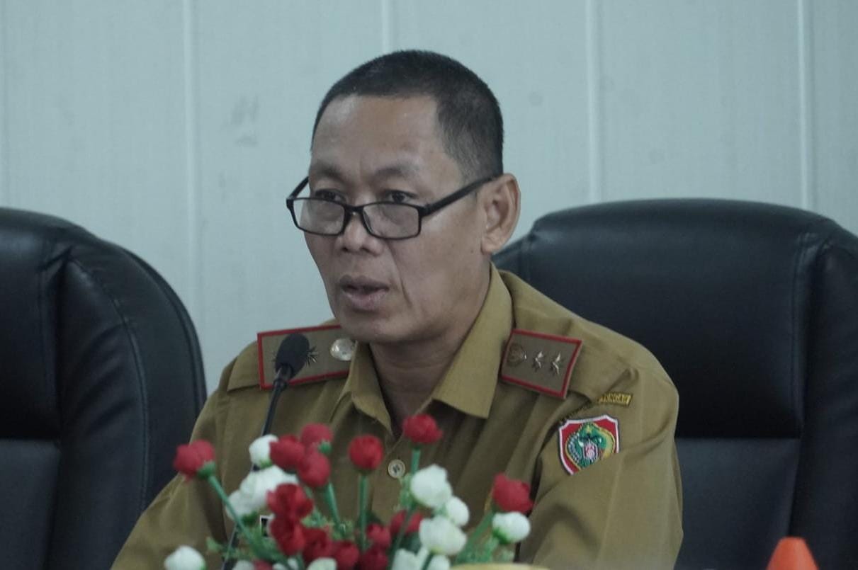 Staf Ahli (Sahli) Gubernur Kalteng, Yuas Elko, saat mengikuti Rakor Pengendalian Inflasi Tahun 2025 secara virtual di Ruang Rapat Bajakah, Kantor Gubernur Kalteng. (Foto: MMC Kalteng)