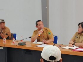 Kepala Dinas PUPRPKPP Kabupaten Kapuas, Drs. Yan Henri Ale, ST, menggelar konferensi pers pada Senin (24/2/2025)