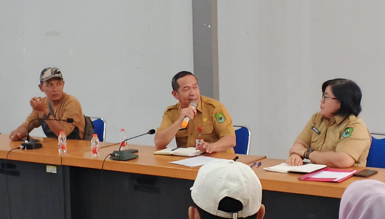 Kepala Dinas PUPRPKPP Kabupaten Kapuas, Drs. Yan Henri Ale, ST, menggelar konferensi pers pada Senin (24/2/2025)