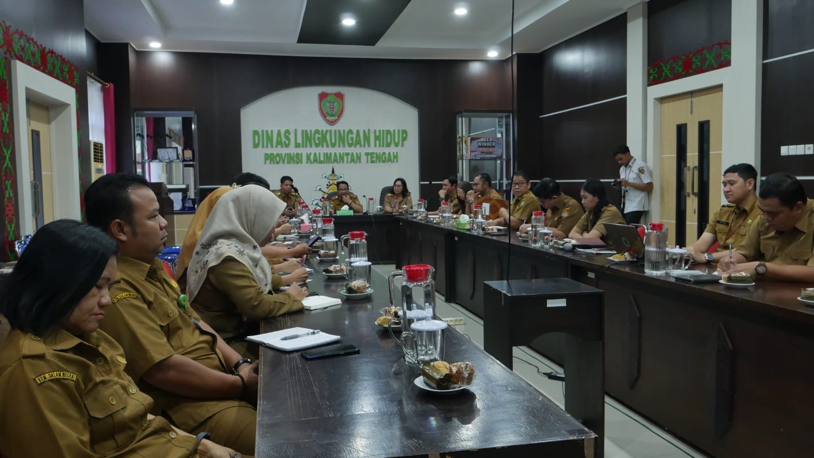 – Dinas Lingkungan Hidup (DLH) Provinsi Kalimantan Tengah (Kalteng) menggelar rapat pembinaan terkait implementasi sistem E-Kinerja di Aula DLH Kalteng, Senin (24/2/2025).