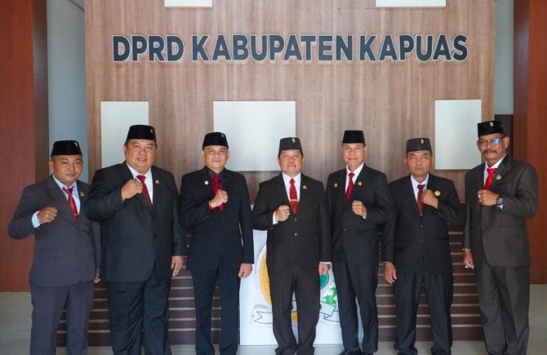 Anggota DPRD Kabupaten Kapuas, Thosibae Limin (paling kanan) saat berfoto bersama dengan Fraksi PDIP, usai rapat peripurna di gedung DPRD setempat