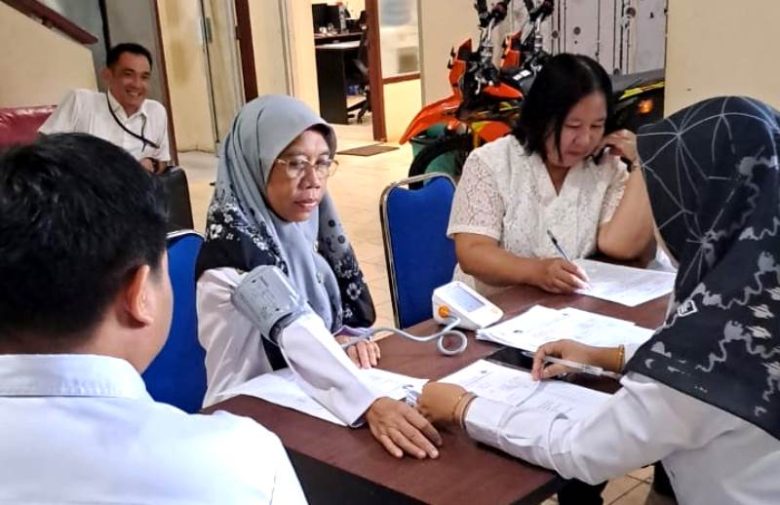 Puskesmas Muara Teweh baru-baru ini menggelar kegiatan Skrining Kesehatan dan Penyakit Tidak Menular (PTM) di Kantor Dinas Kependudukan dan Pencatatan Sipil (Disdukcapil) Kabupaten Barito Utara.