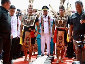 Gubernur Kalimantan Tengah (Kalteng), H. Agustiar Sabran, bersama Ketua Tim Penggerak PKK Kalteng, Aisyah Thisia Agustiar Sabran, serta Wakil Gubernur (Wagub), H. Edy Pratowo beserta istri, Hj. Nunu Andriani