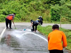 Anggota TRC PB Badan Penanggulangan Bencana Daerah (BPBD) Kabupaten Barito Utara melakukan pembersihan ceceran bahan bakar minyak (BBM) jenis Solar yang tumpah di sepanjang jalan dari Jembatan Pengulu Iban hingga tanjakan depan Islamic Center