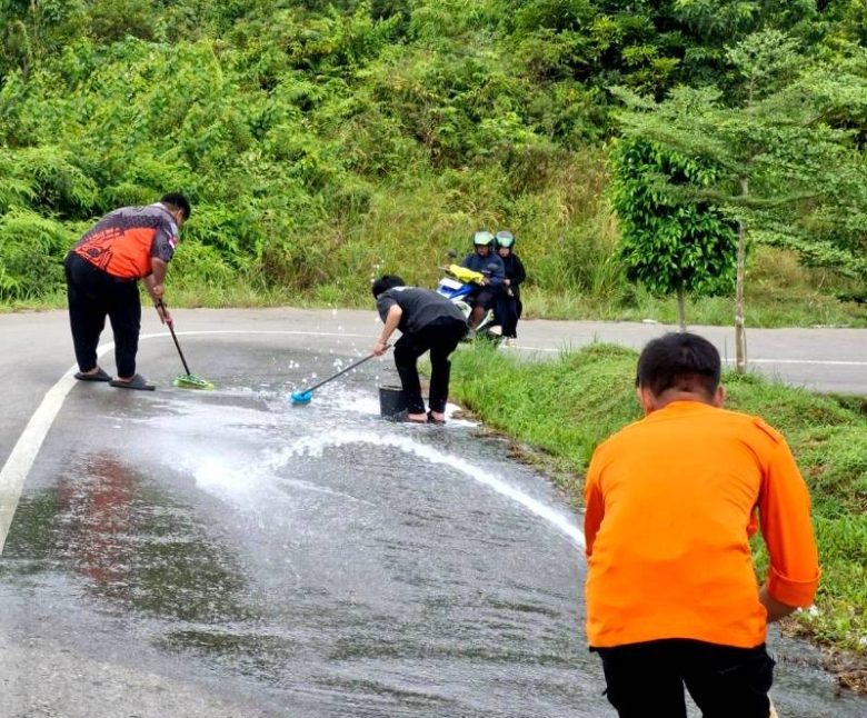 Anggota TRC PB Badan Penanggulangan Bencana Daerah (BPBD) Kabupaten Barito Utara melakukan pembersihan ceceran bahan bakar minyak (BBM) jenis Solar yang tumpah di sepanjang jalan dari Jembatan Pengulu Iban hingga tanjakan depan Islamic Center