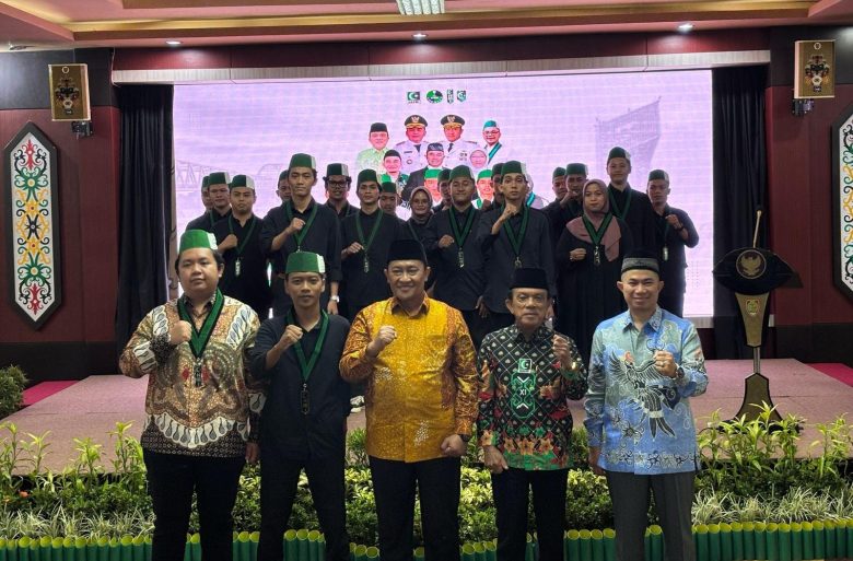 Foto bersama Wagub Kalteng H. Edy Pratowo, Ketua MW KAHMI Kalteng Abdul Razak, Bendahara Umum PB HMI Wisnu Sari Nugroho, Ketua Badko HMI Kalteng Restu Ronggo Wicaksono, dan pengurus Badko HMI Kalteng