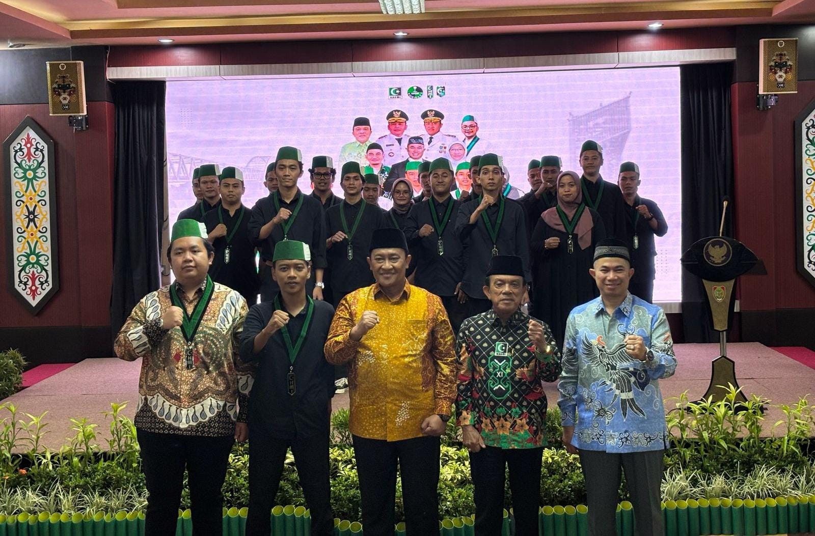 Foto bersama Wagub Kalteng H. Edy Pratowo, Ketua MW KAHMI Kalteng Abdul Razak, Bendahara Umum PB HMI Wisnu Sari Nugroho, Ketua Badko HMI Kalteng Restu Ronggo Wicaksono, dan pengurus Badko HMI Kalteng