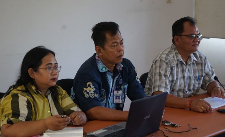 Sekretaris Disnakertrans Kalteng, Diagus dan Kepala Bidang Hubungan Industrian dan Jamsostek, Fritman Banlo, saat mengikuti Pengukuran IPK secara virtual melalui Zoom Meeting bersama Kemnaker