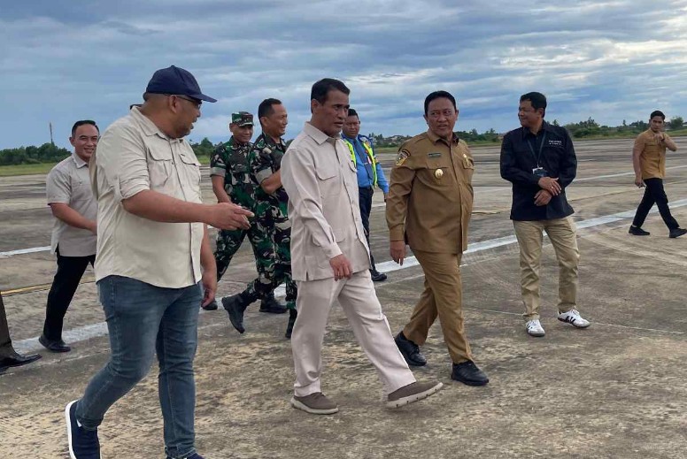 Wakil Gubernur (Wagub) Kalimantan Tengah (Kalteng), Edy Pratowo, menyambut kedatangan Menteri Pertanian (Mentan), Andi Amran Sulaiman, di VIP Room Isen Mulang, Bandara Tjilik Riwut, Palangka Raya,