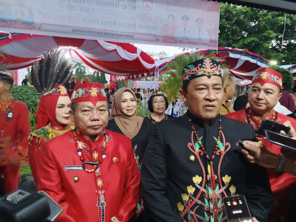 Wakil Gubernur Kalimantan Tengah, H. Edy Pratowo, menghadiri Upacara Peringatan Hari Jadi Kota Kuala Kapuas ke-219 sekaligus Hari Ulang Tahun (HUT) ke-74 Pemerintah Kabupaten Kapuas di Halaman Kantor Bupati Kapuas