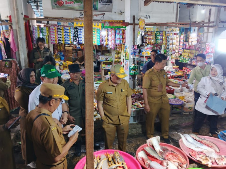 Pemerintah Kabupaten Kapuas melakukan inspeksi mendadak (sidak) ke Pasar Induk Kapuas