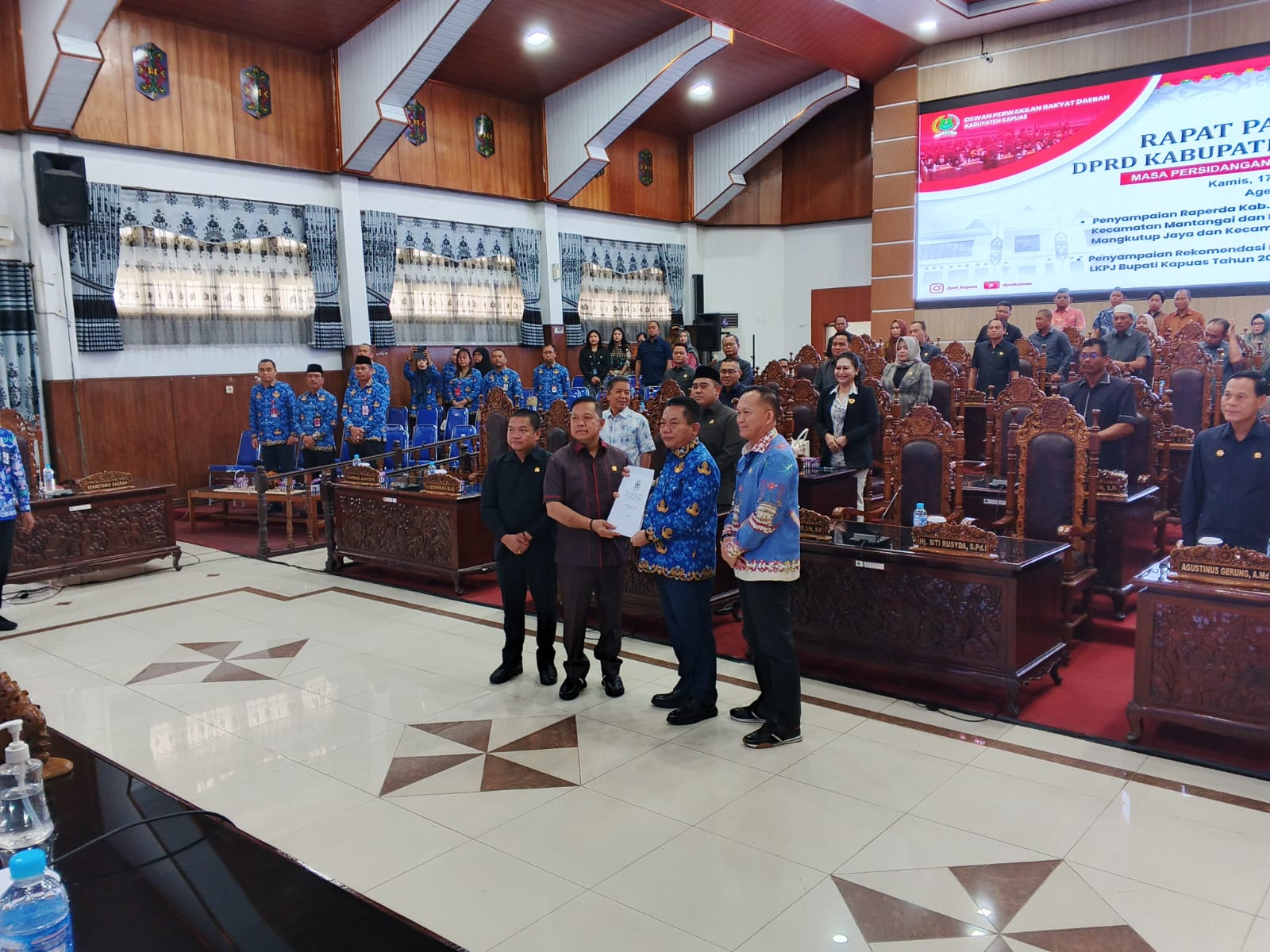 apat yang dipimpin oleh Wakil Ketua I DPRD Kapuas, Yohanes, didampingi Wakil Ketua II Berinto, dihadiri oleh anggota DPRD, Bupati Kapuas H. Muhammad Wiyatno, Sekretaris Daerah Septedy, para kepala perangkat daerah, serta unsur Forkopimda Kabupaten Kapuas.