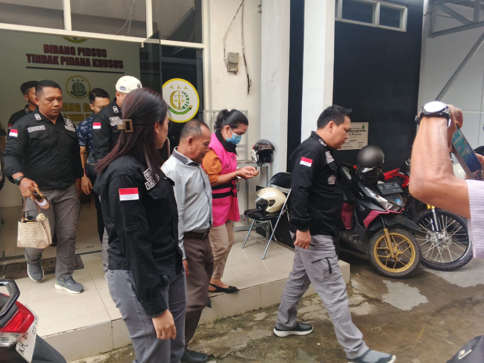 Modus yang digunakan tersangka yakni dengan mencairkan dana UP atas nama sejumlah Pejabat Pelaksana Teknis Kegiatan (PPTK)