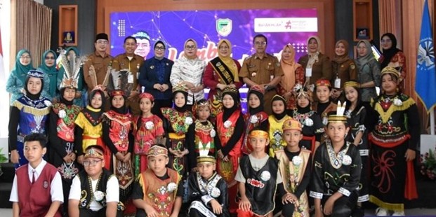 Picture26Ketua Komisi I DPRD Kabupaten Barito Utara, Hj Netty Herawati, menyampaikan apresiasi dan dukungannya terhadap penyelenggaraan Lomba Bertutur Tingkat SD/MI Tahun 2025 yang digelar oleh Dinas Kearsipan dan Perpustakaan Barito Utara,