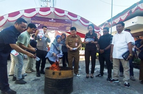 Ketua Komisi III DPRD Kabupaten Barito Utara, H Tajeri, turut hadir dan menyaksikan langsung proses pemusnahan surat suara rusak dan lebih oleh Komisi Pemilihan Umum (KPU) Barito Utara, Selasa (5/8/2025).