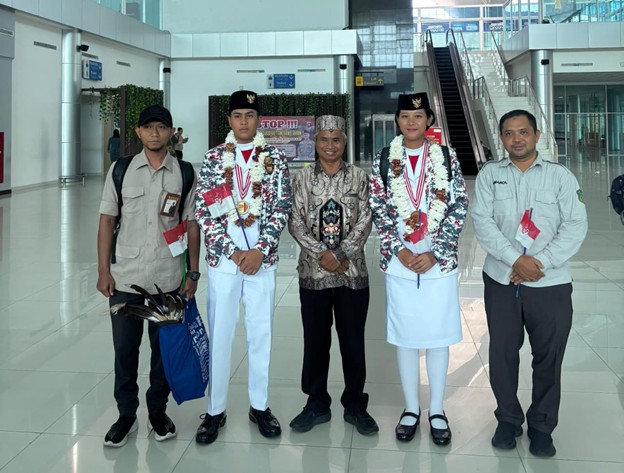 , Kesbangpol Barito Utara bersama Kesbangpol Provinsi Kalimantan Tengah sedang menjemput perwakilan Kabupaten Barito Utara yang tergabung dalam Paskibraka Nasional di Bandara Cilik Riwut, Palangka Raya.