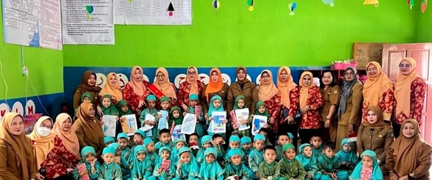 Dharma Wanita Persatuan (DWP) Kabupaten Barito Utara melakukan kunjungan ke beberapa sekolah Taman Kanak-kanak (TK) di wilayah Kecamatan Teweh Baru.