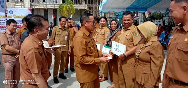 Acara penyerahan bantuan digelar di halaman Kantor Dinas Pendidikan Barito Utara dan turut dihadiri oleh para kepala sekolah, guru, serta jajaran Dinas Pendidikan