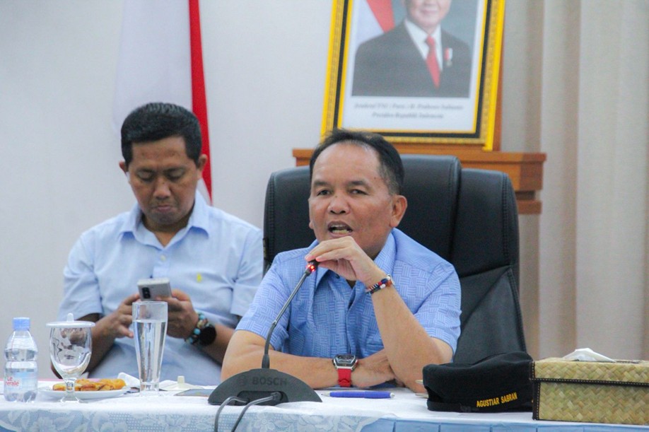 Gubernur Kalimantan Tengah H. Agustiar Sabran memimpin rapat persiapan menyambut kedatangan Menteri Lingkungan Hidup Hanif Faisol Nurrofiq