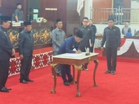 Pengesahan dilakukan dalam rapat paripurna di ruang sidang DPRD Mura