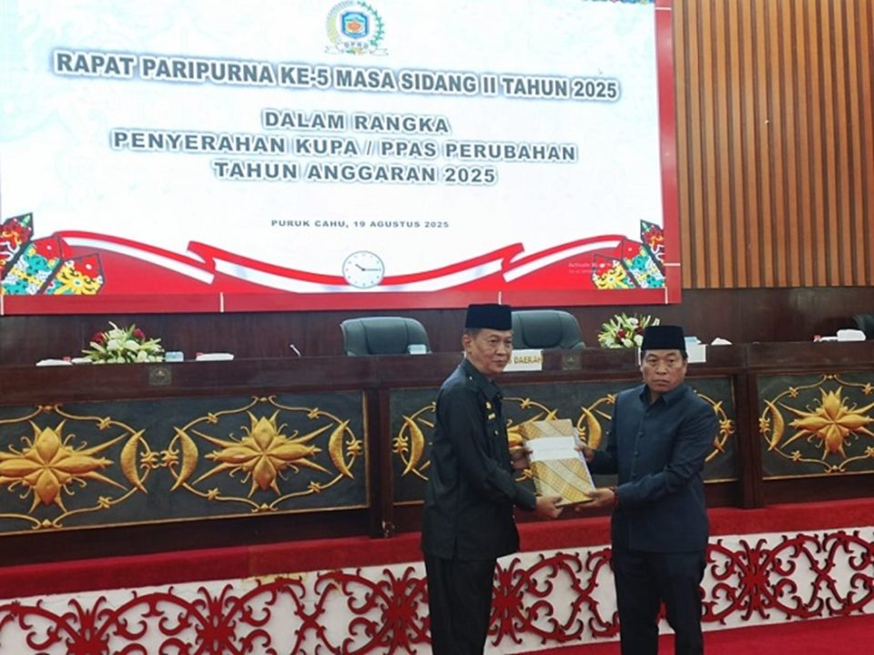 Pemerintah Kabupaten (Pemkab) Murung Raya melalui Pelaksana Tugas Sekretaris Daerah, Sarwo Mintarjo, menyerahkan Rancangan Perubahan Kebijakan Umum Anggaran (P-KUA) dan Perubahan Prioritas Plafon Anggaran Sementara (P-PPAS) Tahun Anggaran 2025 kepada DPRD Murung Raya dalam Rapat Paripurna ke-5 Masa Sidang II