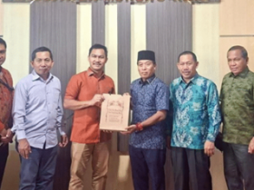 Ketua DPRD Murung Raya, Rumiadi, menerima kunjungan kerja dari rombongan DPRD Hulu Sungai Selatan (HSS), Kalimantan Selatan, di Gedung DPRD Murung Raya