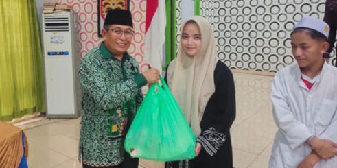 Ketua Komisi I DPRD Murung Raya, Rejikinoor, memberikan apresiasi atas pelaksanaan kegiatan Lebaran Yatim dan Difabel yang digelar oleh Kantor Kementerian Agama Kabupaten Murung Raya
