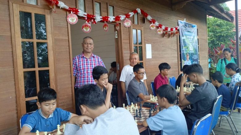 Dinas Perhubungan (Dishub) Kabupaten Murung Raya bekerja sama dengan Persatuan Catur Seluruh Indonesia (PERCASI) Mura menggelar Turnamen Catur Junior bertajuk Catur Cepat 30 + 5′ 7 Babak