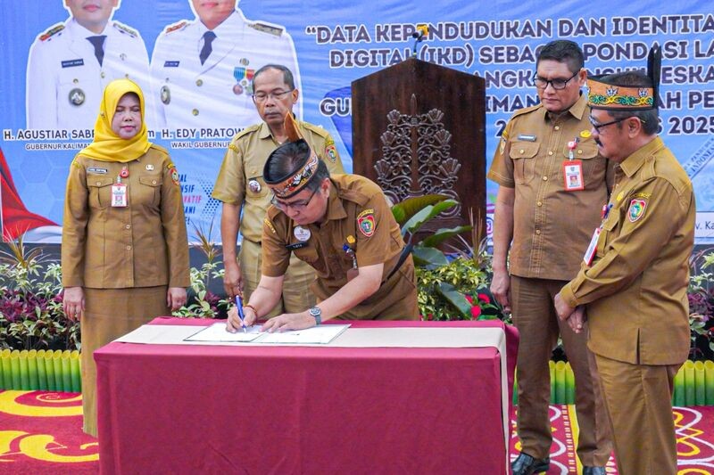 Mewakili Plt. Sekda, Asisten Perekonomian dan Pembangunan Setda Kalteng Herson B. Aden menegaskan bahwa administrasi kependudukan merupakan instrumen penting dalam pembangunan.