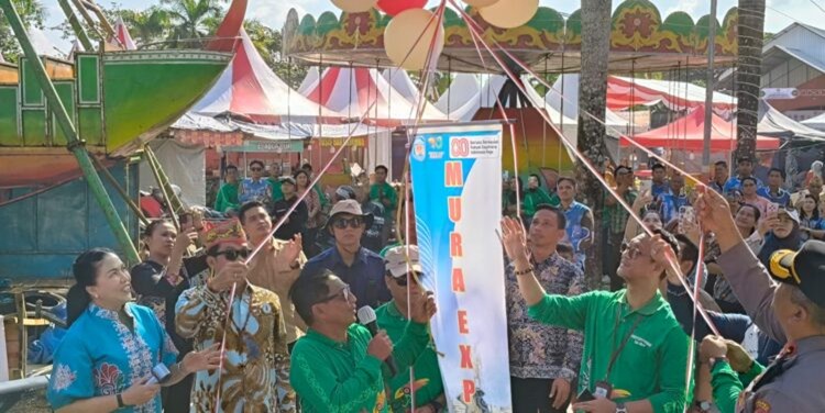 Pembukaan ditandai dengan pelepasan balon ke udara oleh Bupati Murung Raya Heriyus, didampingi Wakil Bupati Rahmanto Muhidin, serta disaksikan unsur Forkopimda dan Ketua DAD Murung Raya.