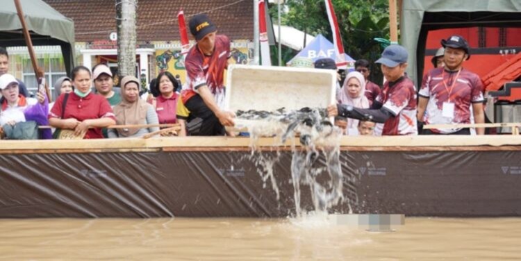 Sekretaris Dinas Pendidikan dan Kebudayaan Murung Raya, Lampung, yang mewakili Bupati,