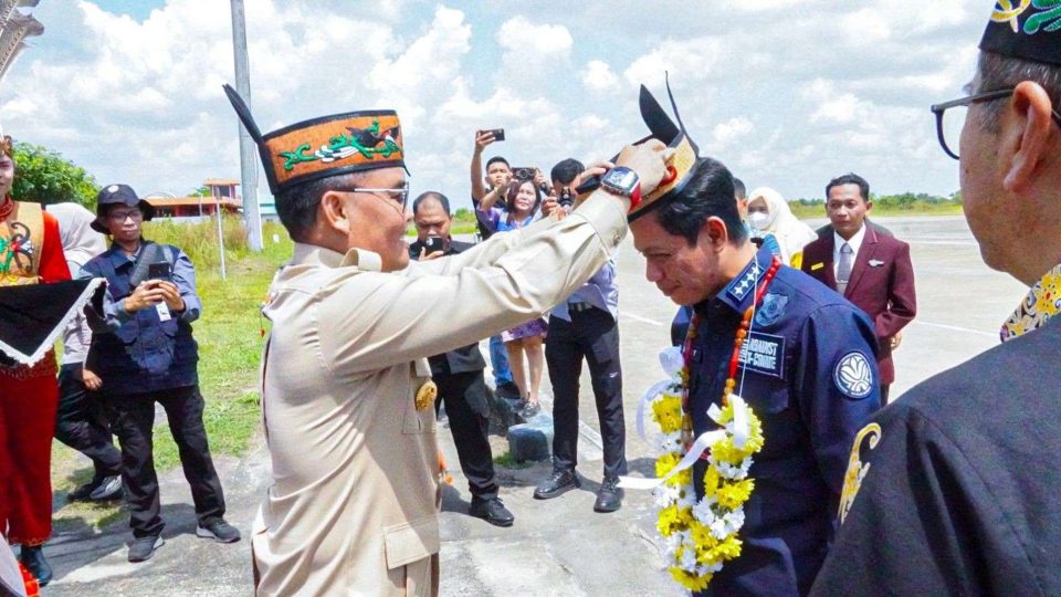 Gubernur Kalimantan Tengah H. Agustiar Sabran menyambut kedatangan Menteri Lingkungan Hidup Republik Indonesia Hanif Faisol Nurofiq di Bandara Tjilik Riwut Palangka Raya