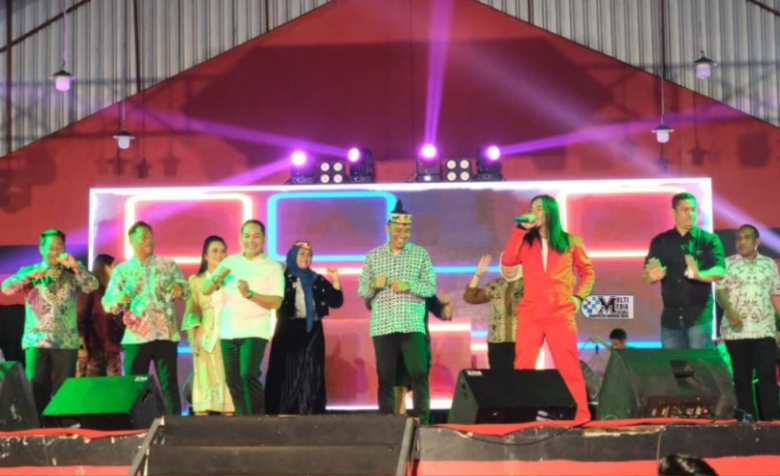 Dalam acara penutupan, Bupati Heriyus hadir didampingi Ketua TP-PKK Murung Raya, Warnita Heriyus, Wakil Bupati Rahmanto Muhidin, serta Wakil Ketua I TP-PKK, Dina Maulidah Rahmanto.