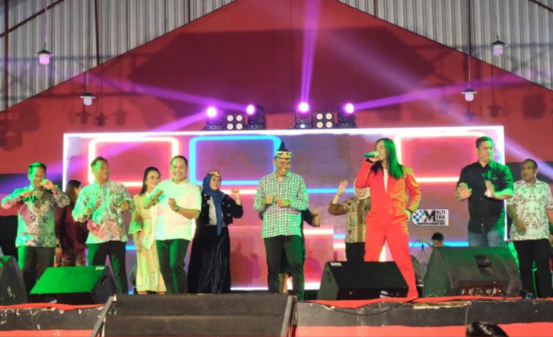 Dalam acara penutupan, Bupati Heriyus hadir didampingi Ketua TP-PKK Murung Raya, Warnita Heriyus, Wakil Bupati Rahmanto Muhidin, serta Wakil Ketua I TP-PKK, Dina Maulidah Rahmanto.