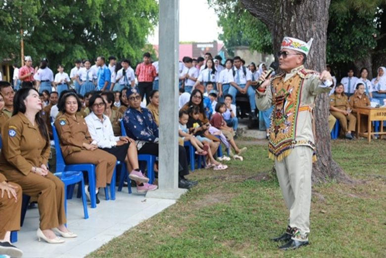 Gubernur Kalimantan Tengah H. Agustiar Sabran melakukan kunjungan kerja ke SMAN 1 Tamiang Layang, Kabupaten Barito Timur