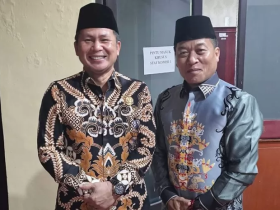 Anggota DPRD Mura Susilo (kiri) bersama Ketua DPRD Mura Rumiadi