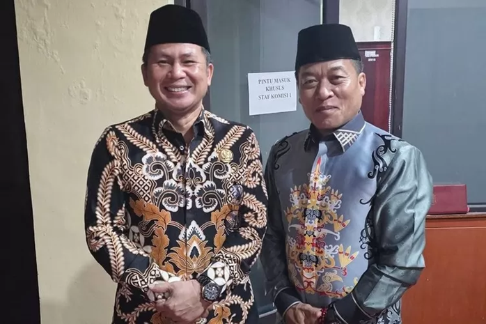Anggota DPRD Mura Susilo (kiri) bersama Ketua DPRD Mura Rumiadi