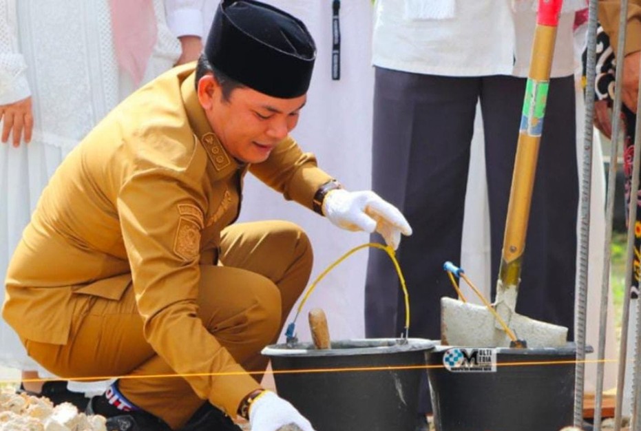 peletakan batu pertama pembangunan kantor dan aula Madrasah Aliyah Negeri (MAN) 1 Murung Raya oleh Wakil Bupati (Wabup) Mura, Rahmanto Muhidin, mewakili Bupati Heriyus