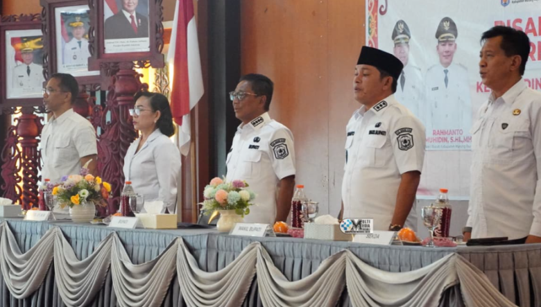 Acara berlangsung penuh keakraban dan haru, dihadiri oleh Bupati Murung Raya, Heriyus, Wakil Bupati Rahmanto Muhidin, Plt. Sekda Sarwo Mintarjo, para asisten, kepala perangkat daerah, serta pegawai Disdukcapil.